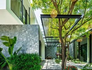 Neem Tree House: A C-Shaped Architectural Marvel in New Delhi - image 3