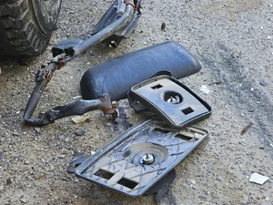 Da Nang Traffic Incident: Parked Truck Severely Deformed in Sudden Collision - image 7