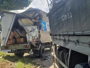 Da Nang Traffic Incident: Parked Truck Severely Deformed in Sudden Collision - image 8