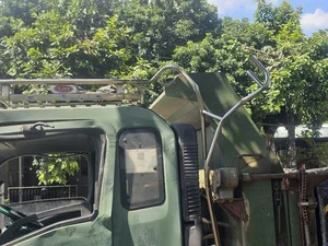 Da Nang Traffic Incident: Parked Truck Severely Deformed in Sudden Collision - image 1