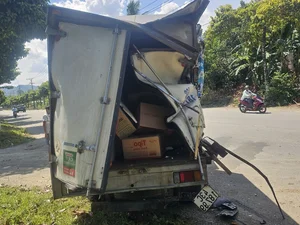 Da Nang Traffic Incident: Parked Truck Severely Deformed in Sudden Collision - image 10