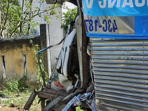 Da Nang Traffic Incident: Parked Truck Severely Deformed in Sudden Collision - image 3