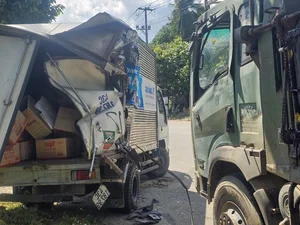 Da Nang Traffic Incident: Parked Truck Severely Deformed in Sudden Collision - image 5