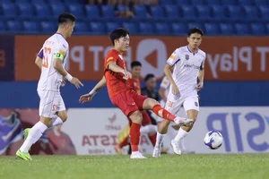 Ha Tinh Extends Unbeaten Streak to Thirteen After Intense Draw with Binh Duong - image 7