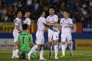 Ha Tinh Extends Unbeaten Streak to Thirteen After Intense Draw with Binh Duong - image 9