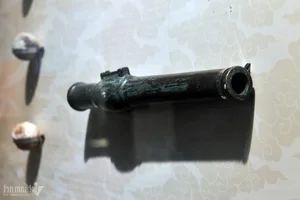 Ancient Military Might: Discovering the Unique Le Dynasty Weapon Collection at Hanoi's Giảng Võ School Exhibition - image 12