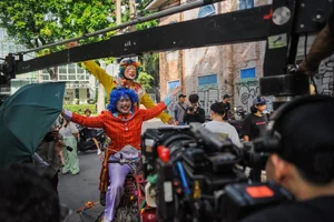 Kieu Minh Tuan Drops 30kg for Risky Circus Role in 'Con Ke Ba Nghe' - image 0