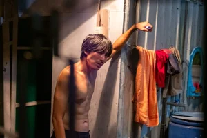Kieu Minh Tuan Drops 30kg for Risky Circus Role in 'Con Ke Ba Nghe' - image 1