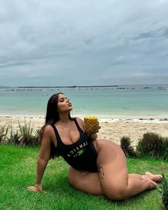 Plus Size Model With Curvy Figure Amasses 10 Million Followers - image 8