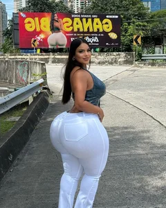 Plus Size Model With Curvy Figure Amasses 10 Million Followers - image 4