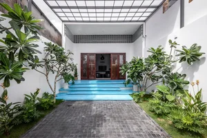 Modern Home Design: How 3 Skylights Create a Resort-Like Atmosphere - image 1
