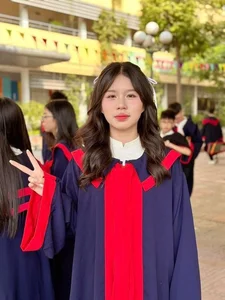Minh Huong’s Daughter Shines at Graduation: A Stunning Look at the Growing Star - image 7