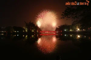 Hanoi Welcomes 2025 With a Breathtaking Fireworks Display Over the Capital - image 8