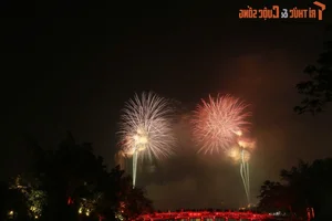 Hanoi Welcomes 2025 With a Breathtaking Fireworks Display Over the Capital - image 0