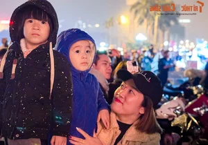 Hanoi Welcomes 2025 With a Breathtaking Fireworks Display Over the Capital - image 7