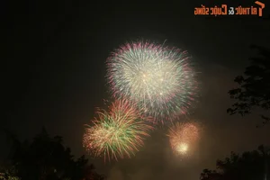 Hanoi Welcomes 2025 With a Breathtaking Fireworks Display Over the Capital - image 2