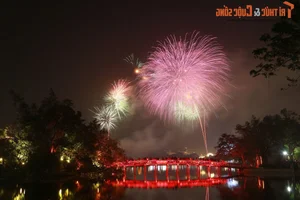 Hanoi Welcomes 2025 With a Breathtaking Fireworks Display Over the Capital - image 1