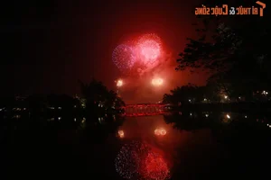 Hanoi Welcomes 2025 With a Breathtaking Fireworks Display Over the Capital - image 3