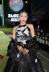 Louis Phạm Stuns in Tight Dress Alongside Her Boyfriend in Latest Viral Photos - image 3