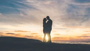 Cute and Romantic Couple Wallpapers: Beautiful Love Backgrounds for Your Phone - image 31