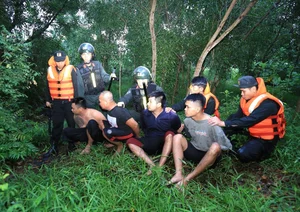 Authorities Detain Six Suspects for Illegal Sand Mining on Dong Nai River - image 2
