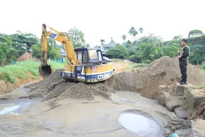 Authorities Detain Six Suspects for Illegal Sand Mining on Dong Nai River - image 0