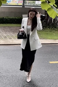 Midu Showcases Elegant and Feminine Teacher Style in the Classroom - image 4