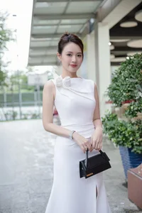 Midu Showcases Elegant and Feminine Teacher Style in the Classroom - image 1