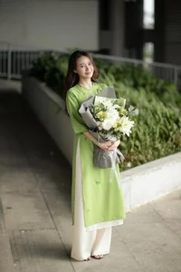 Midu Showcases Elegant and Feminine Teacher Style in the Classroom - image 5