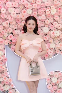 Midu Showcases Elegant and Feminine Teacher Style in the Classroom - image 7