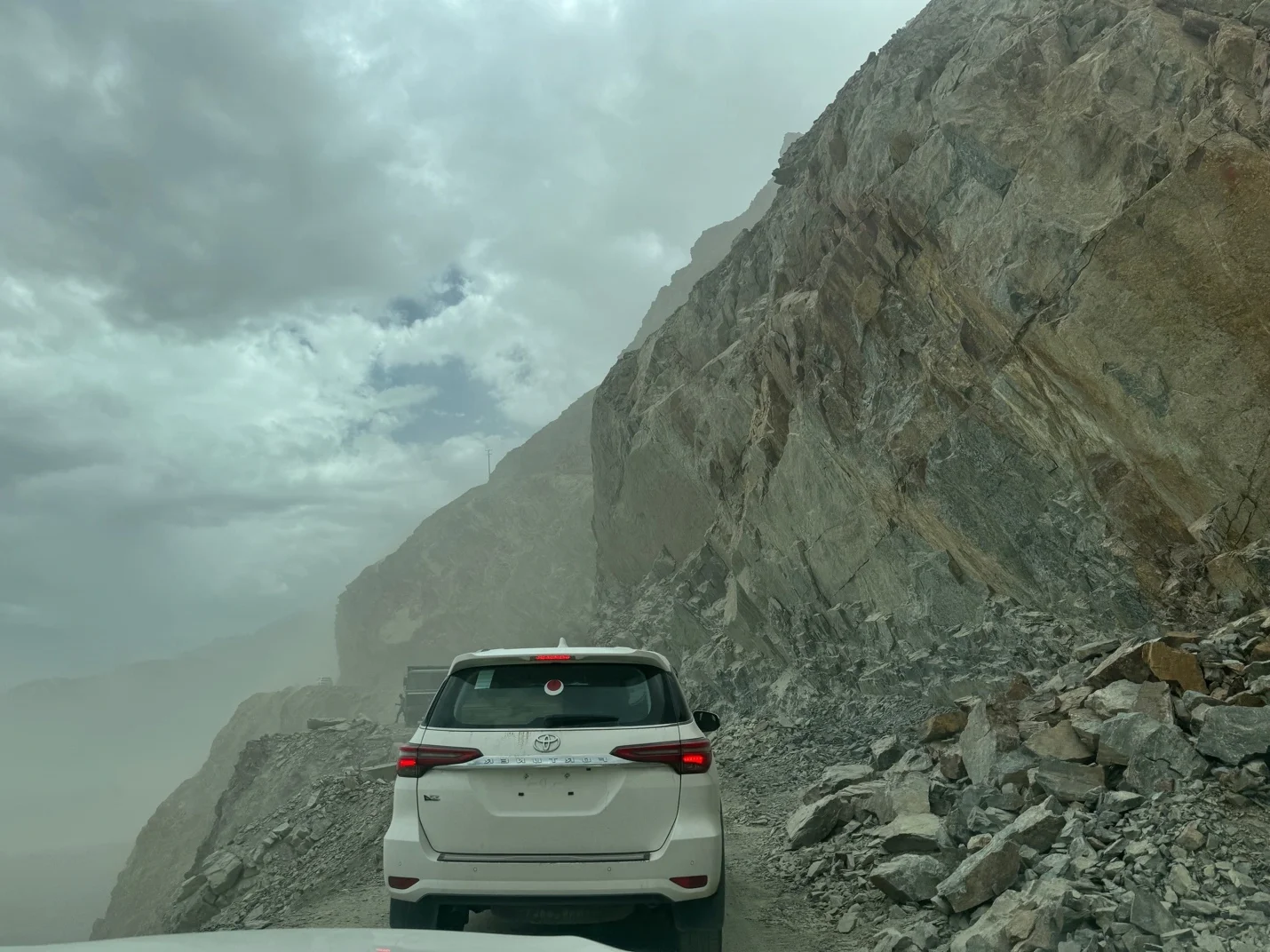 Conquering the World's Highest Motorway: Vietnamese Travelers Experience the Thrills of Ladakh, India