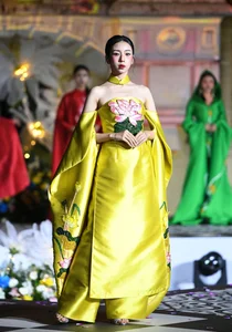 Tuan Hung and Wife Huong Baby Steal the Show on Fashion Runway - image 8