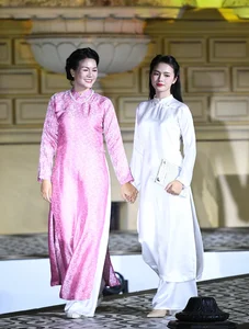 Tuan Hung and Wife Huong Baby Steal the Show on Fashion Runway - image 9