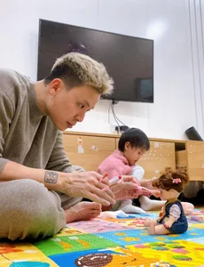 A Heartwarming Look at Fatherhood: The 8x Dad Who Wears Tutus for His Daughters - image 10