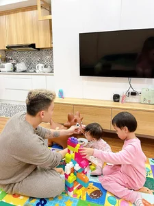 A Heartwarming Look at Fatherhood: The 8x Dad Who Wears Tutus for His Daughters - image 8
