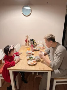 A Heartwarming Look at Fatherhood: The 8x Dad Who Wears Tutus for His Daughters - image 4
