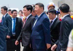 Chinese President Xi Jinping Arrives in Hanoi to Strengthen Strategic Bilateral Ties - image 1
