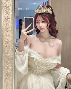 Curvy Hot Girl Sparks Festive Magic with Viral Christmas Outfit - image 2
