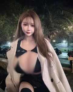 Curvy Hot Girl Sparks Festive Magic with Viral Christmas Outfit - image 0