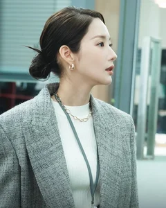 5 Elegant Office Wear Styling Secrets Inspired by Park Min Young - image 11