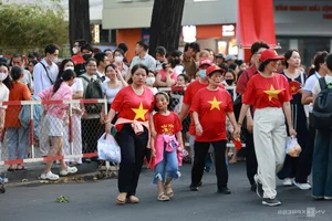 Crowds Gather in Ho Chi Minh City for Military Parade Rehearsal - image 4