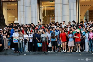 Crowds Gather in Ho Chi Minh City for Military Parade Rehearsal - image 11