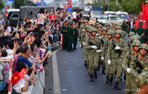 Crowds Gather in Ho Chi Minh City for Military Parade Rehearsal - image 8
