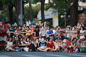 Crowds Gather in Ho Chi Minh City for Military Parade Rehearsal - image 3