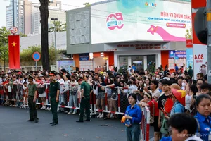 Crowds Gather in Ho Chi Minh City for Military Parade Rehearsal - image 10