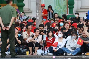 Crowds Gather in Ho Chi Minh City for Military Parade Rehearsal - image 2