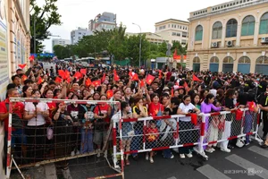 Crowds Gather in Ho Chi Minh City for Military Parade Rehearsal - image 12
