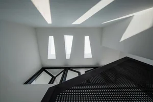 Maximizing 30m2: How This Narrow Townhouse Stays Bright and Airy - image 1