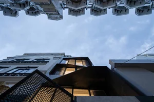 Maximizing 30m2: How This Narrow Townhouse Stays Bright and Airy - image 0