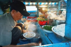 Exploring the River City Charm: Ngoc Trinh Visits Quoc Truong’s Scenic Hometown - image 1
